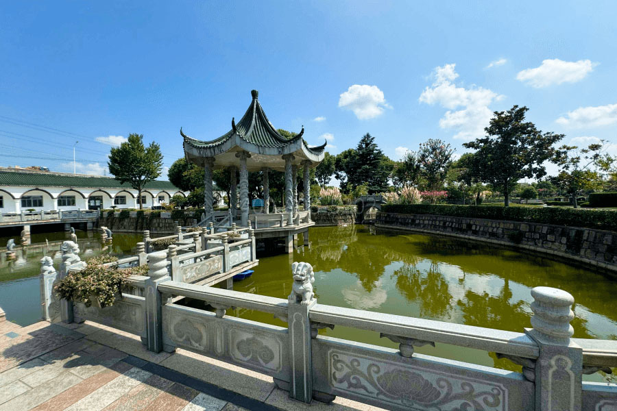 上海市浦东区华南陵园园区湖景图