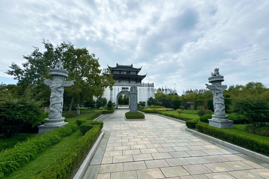 上海市奉贤区滨海古园龙形石柱图
