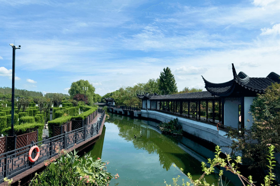 上海市嘉定区长安墓园园区湖景图