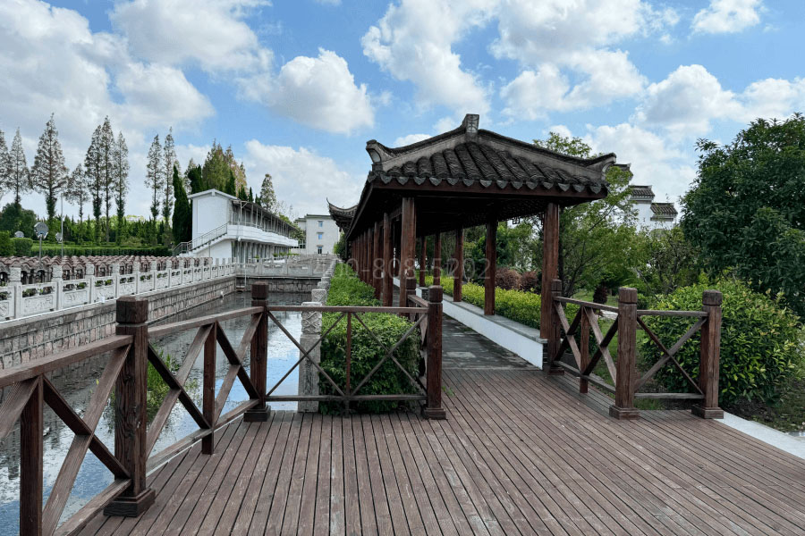 上海市浦东区界龙古园木质长廊图