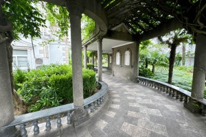 上海市浦东区永安公墓园区长廊去