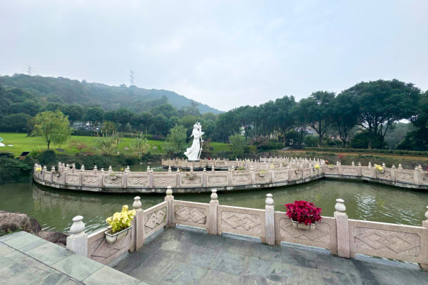 杭州市临平区安贤陵园园区湖景图
