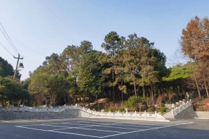 杭州市余杭区凤凰山公墓停车场环境图