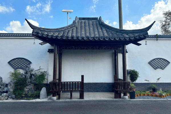 上海市青浦区九天陵园园区休息亭
